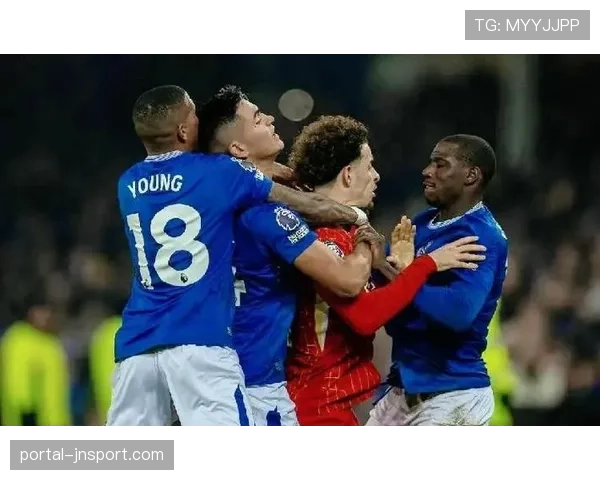 德比战火爆冲突，两队各有一名球员被红牌罚下