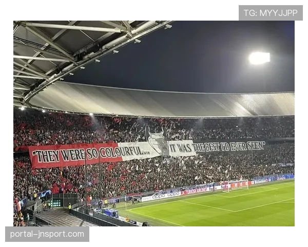 罗马主场球迷打出巨型Tifo,全力助威球队欧联席位决战 罗马主场球迷打出巨型Tifo,全力助威球队欧联席位决战